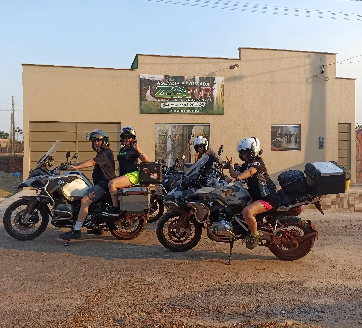 Motociclistas em frente à agência e pousada ZecaTur.