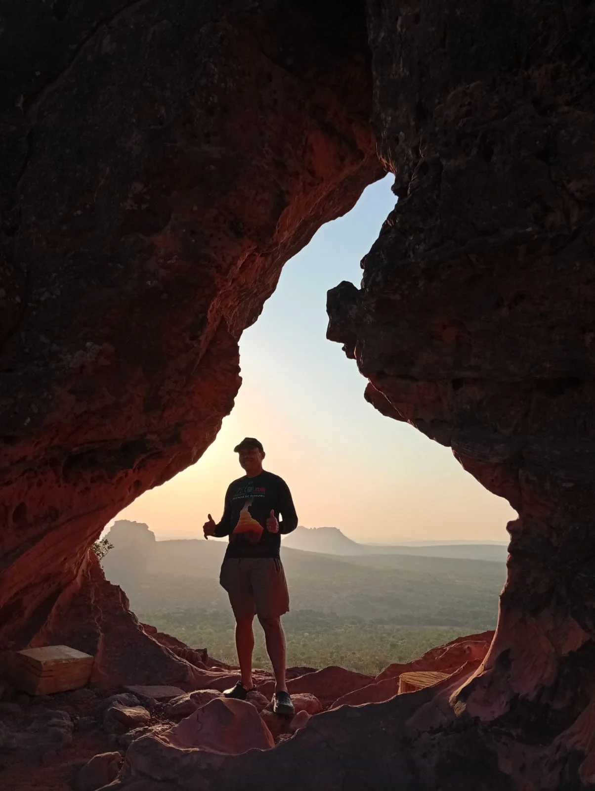 Portal da Chapada — visitante em silhueta.