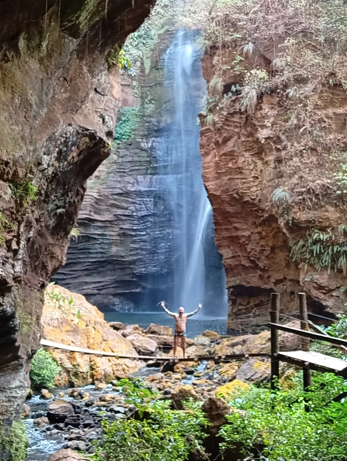 Queda alta vista da gruta.