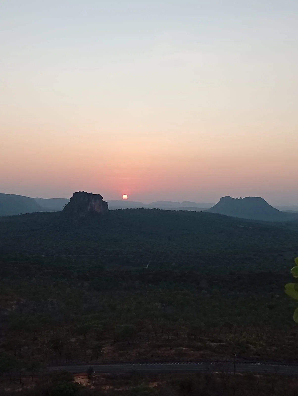 Pôr do sol sobre mesas.