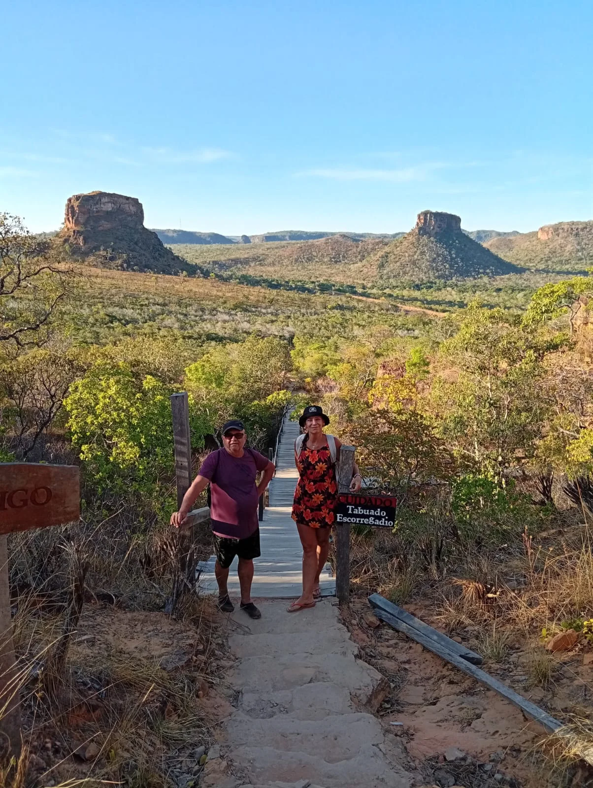 Visitantes na trilha com mesas.