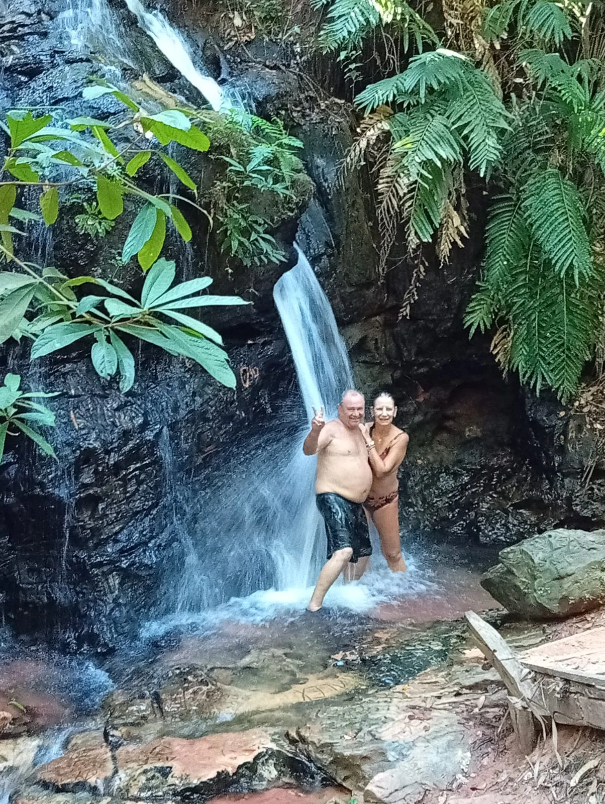 Casal em pequena queda.