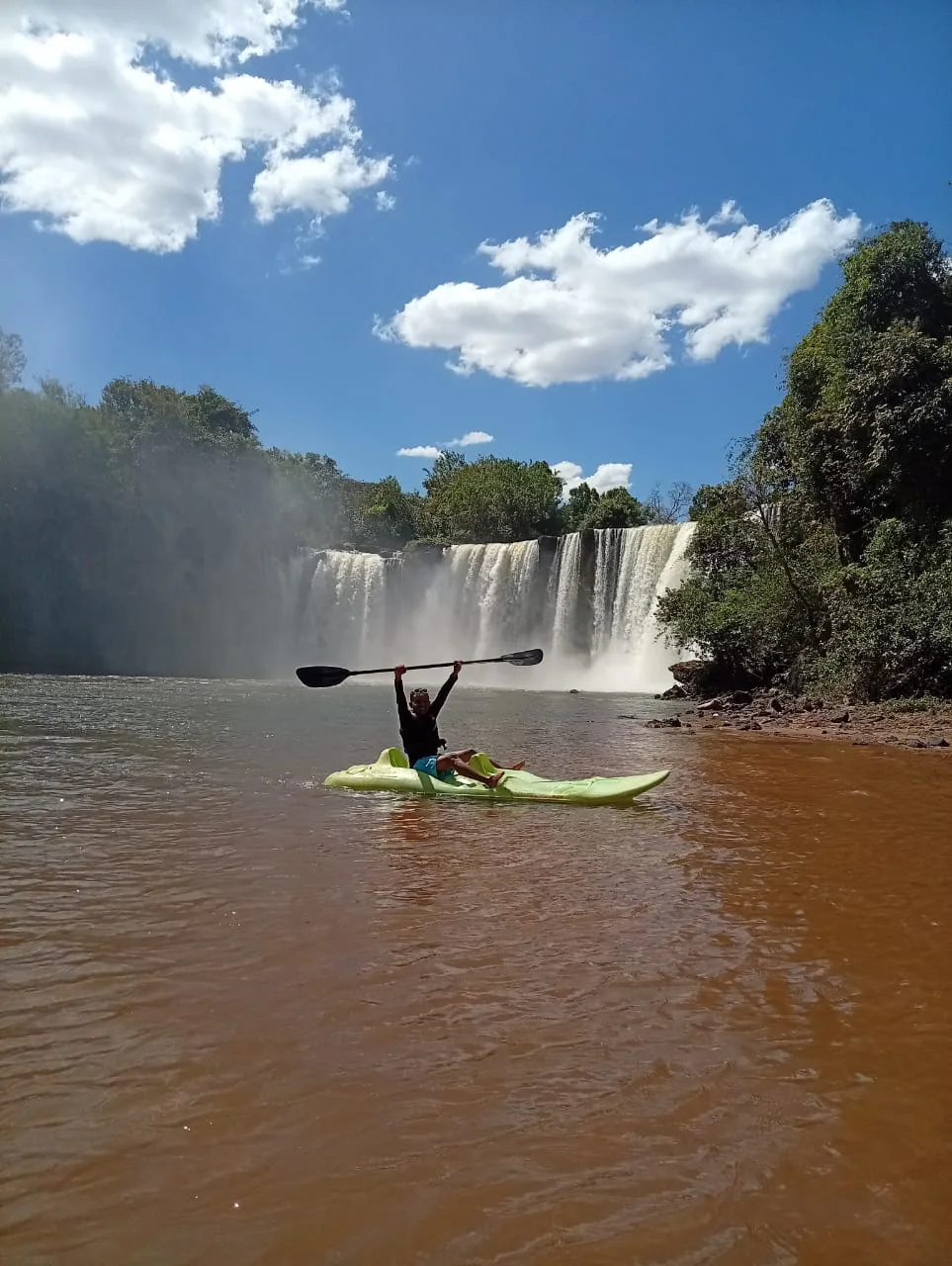 Cachoeira de São Romão — caiaque diante da queda.