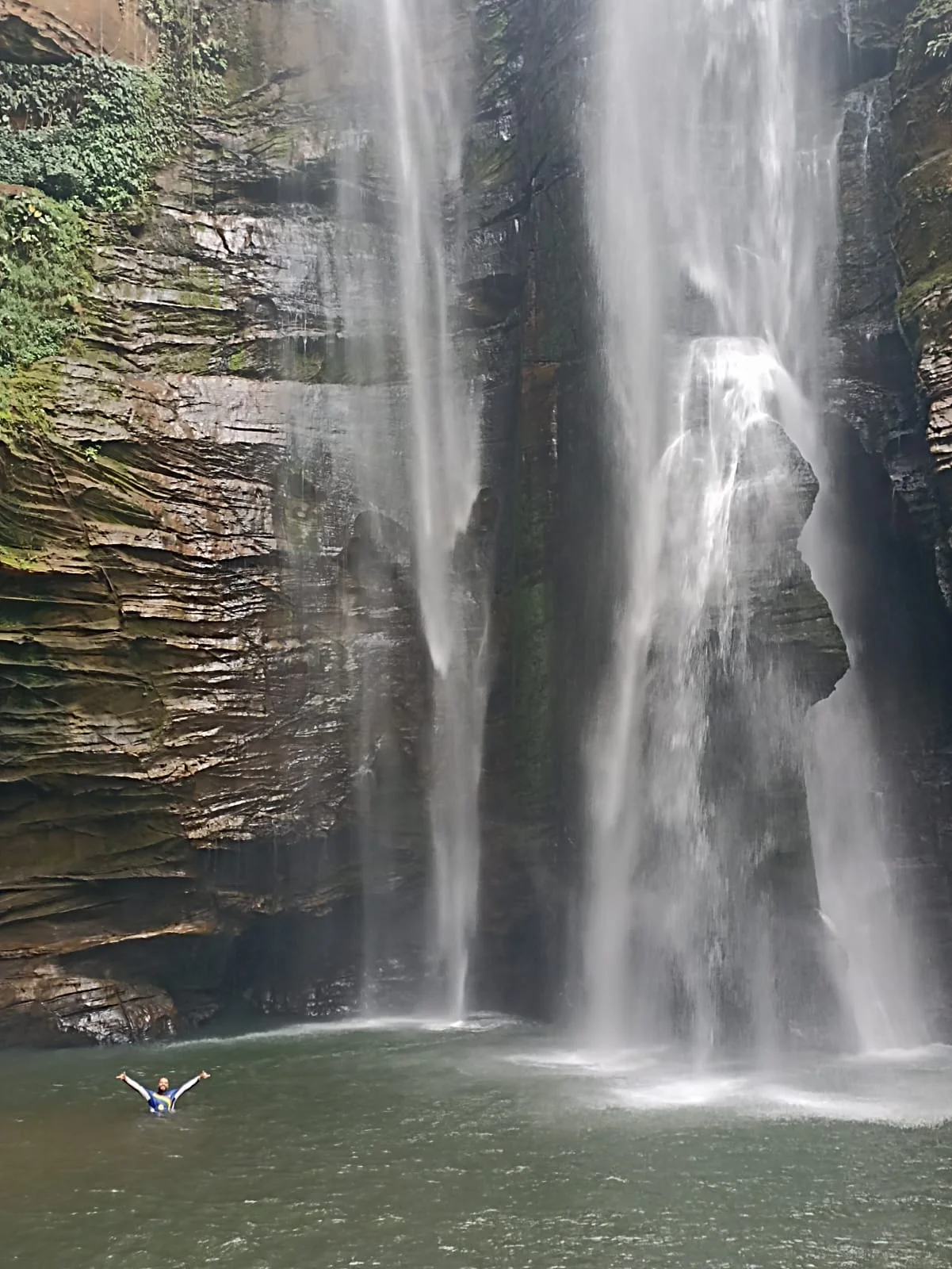 Cachoeira de Santa Bárbara — queda e rocha central.