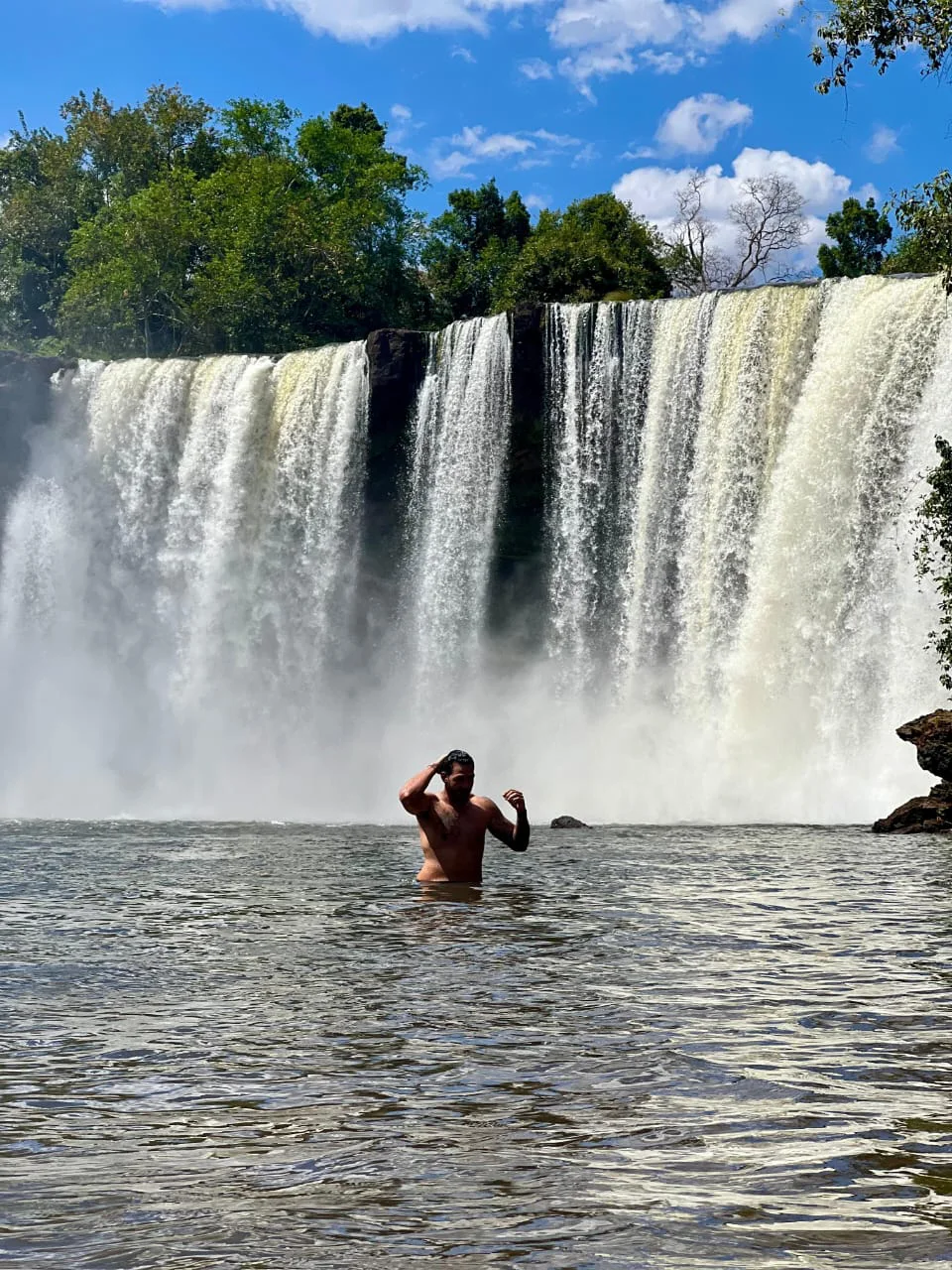 Cachoeira de São Romão — banhista em frente a queda.