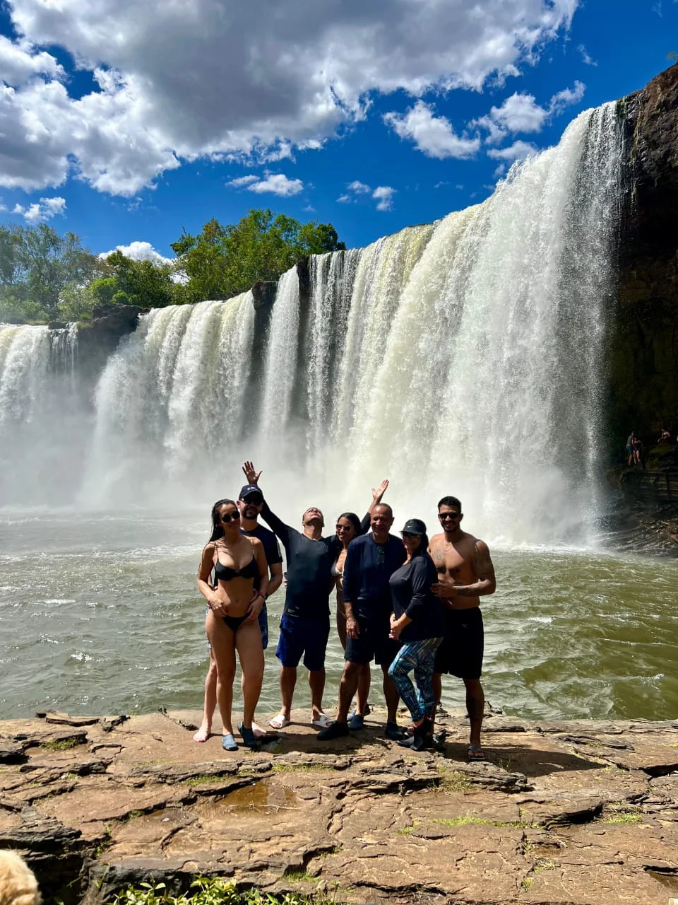 Grupo na margem da Cachoeira de São Romão.