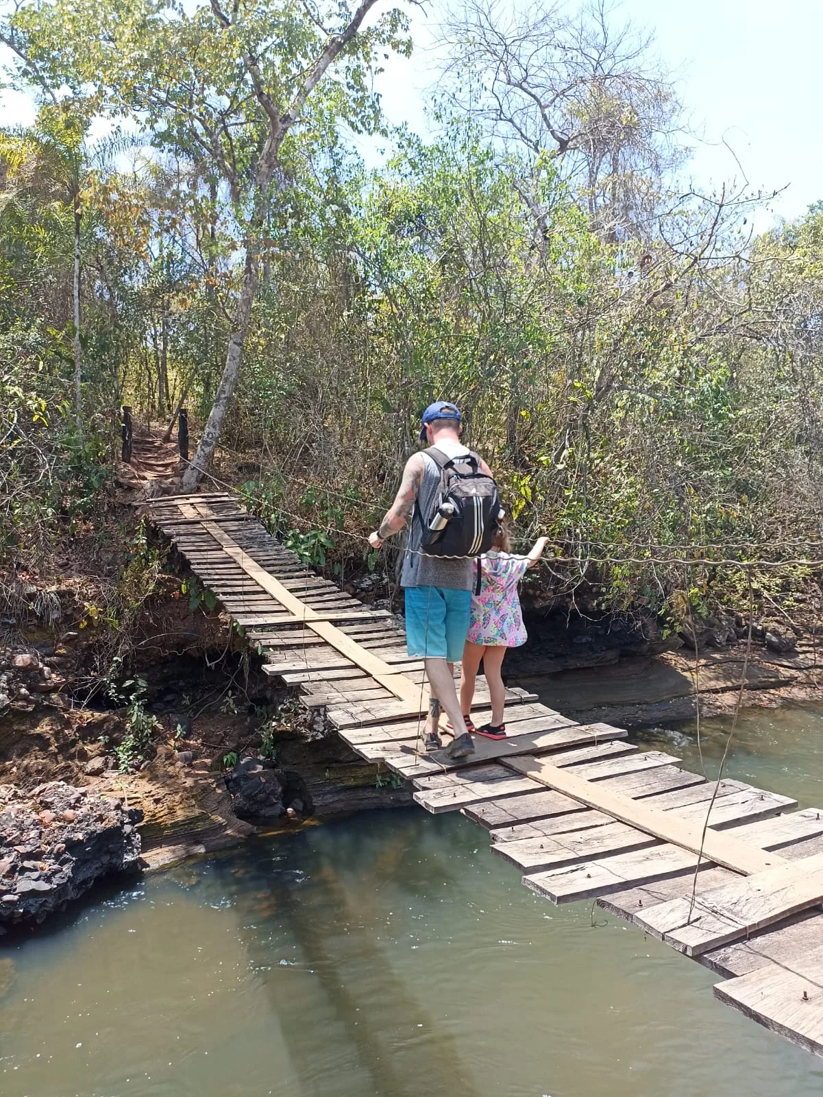 Visitante cruzando ponte.