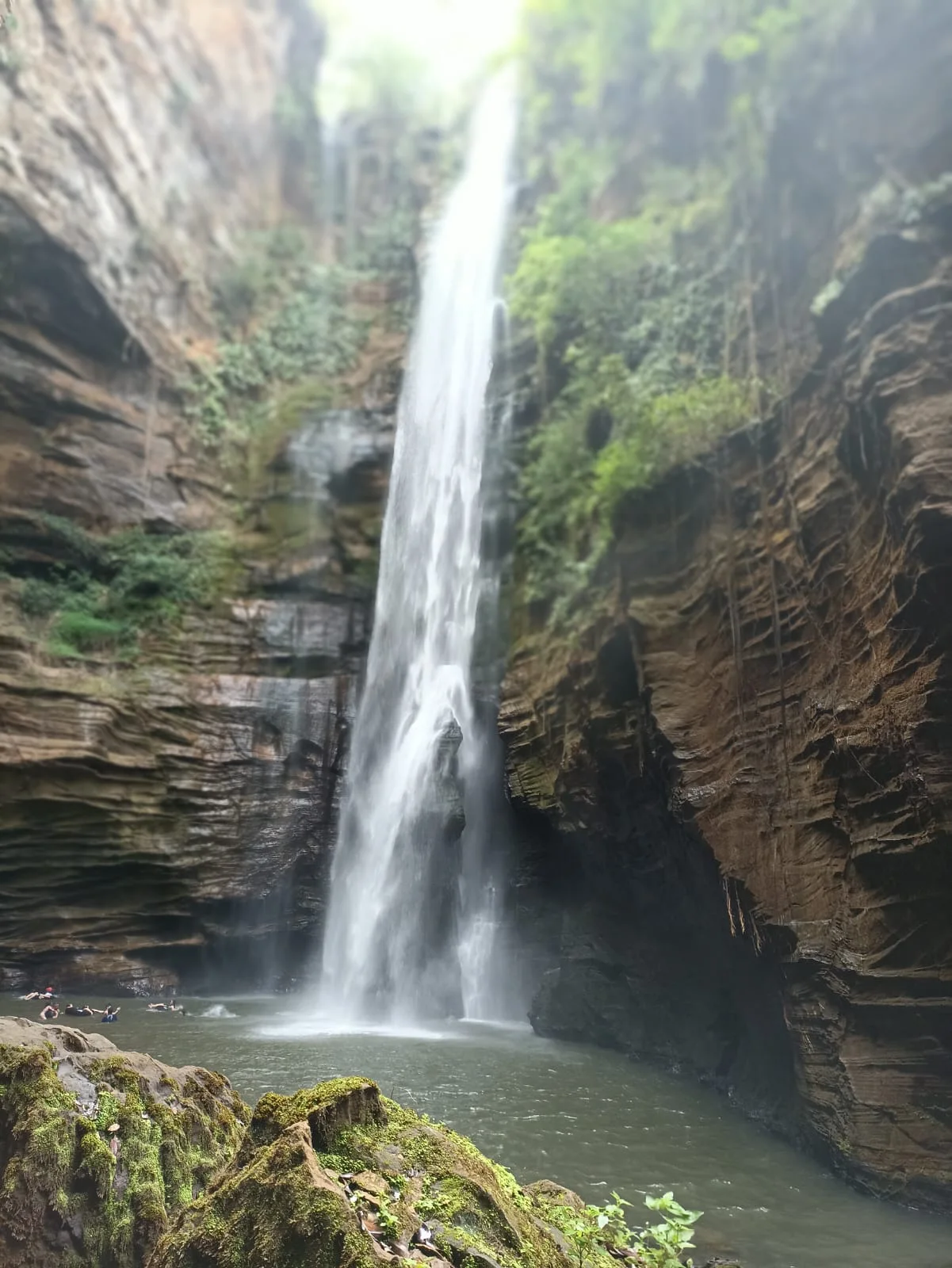 Cachoeira de Santa Bárbara — queda inteira e paredoes.