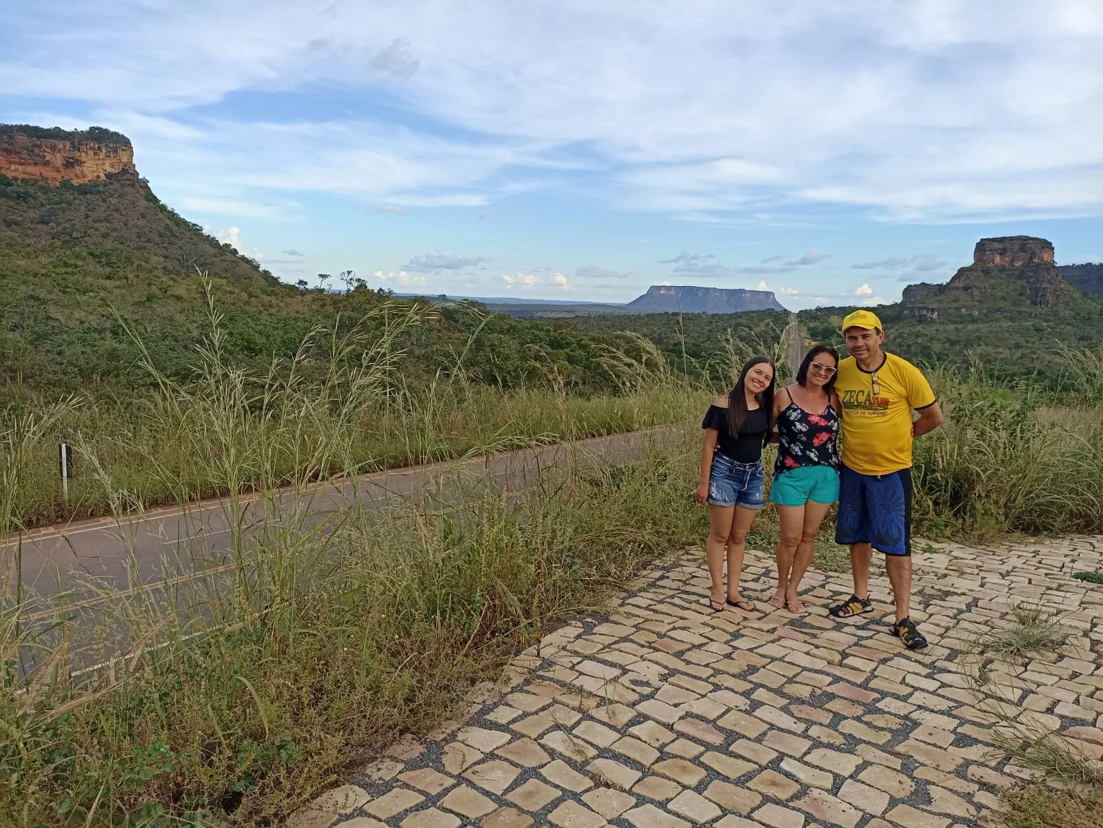 Grupo no caminho calçado.