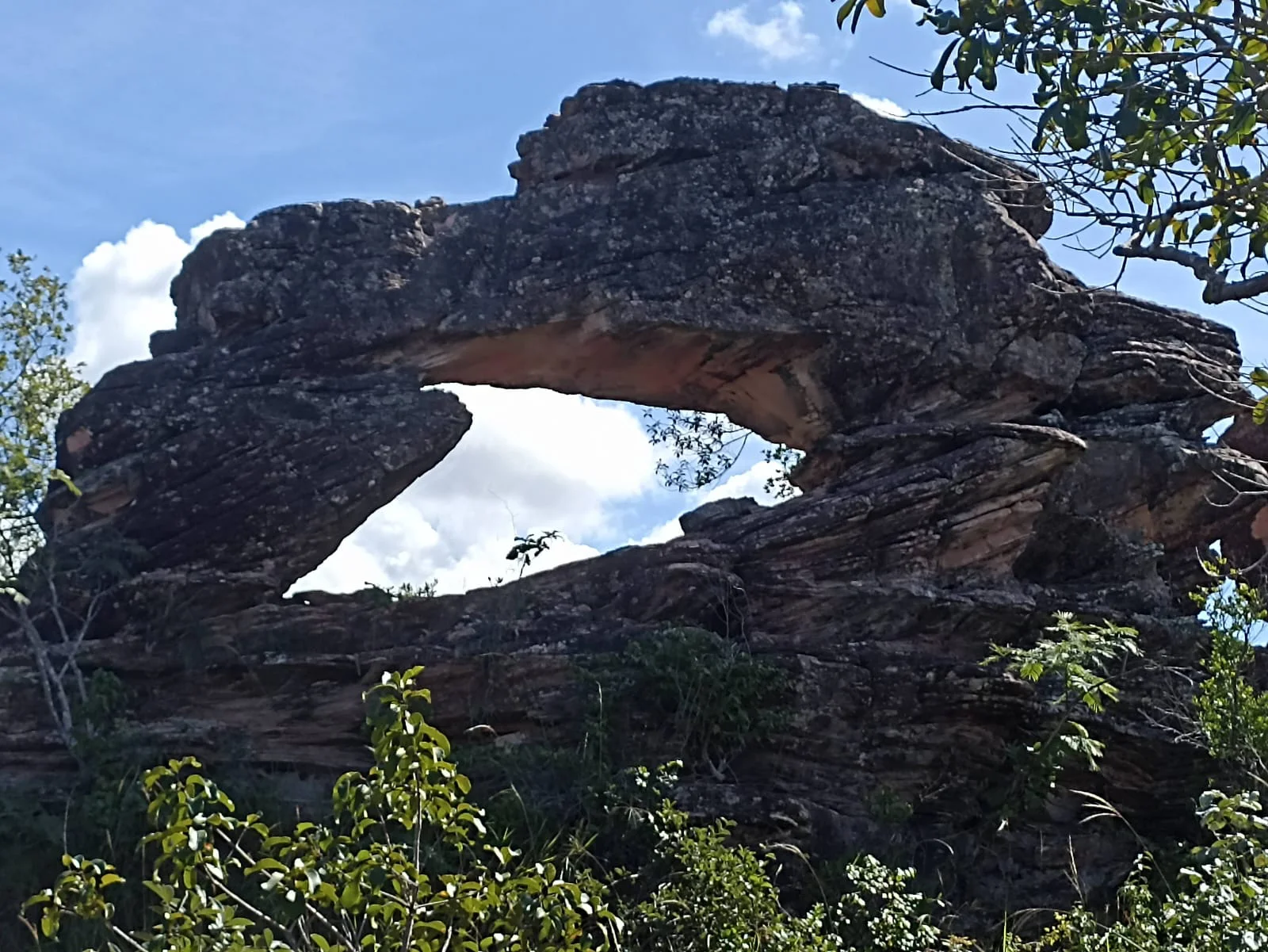 Arco de pedra sem pessoas.