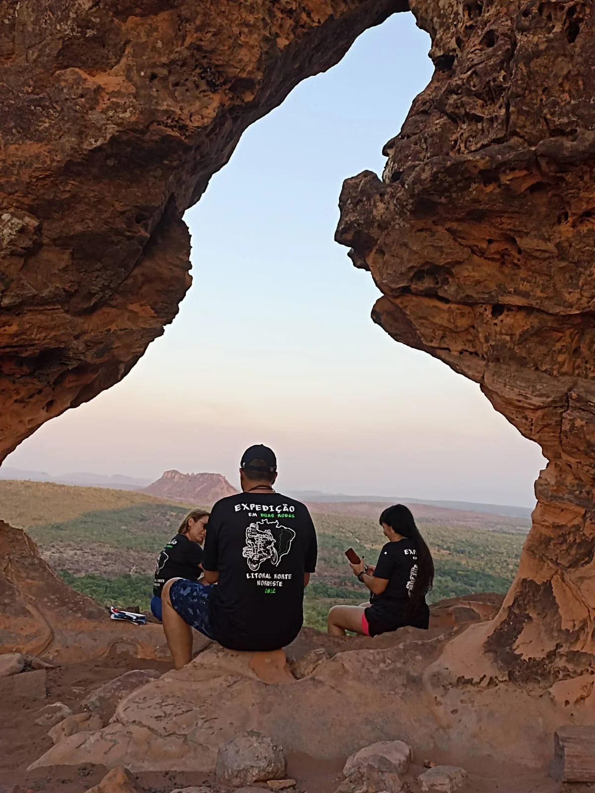 Portal da Chapada — dupla sentada na abertura.
